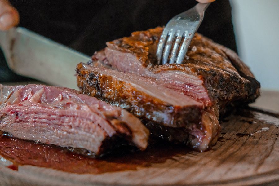 Carne siendo cortada