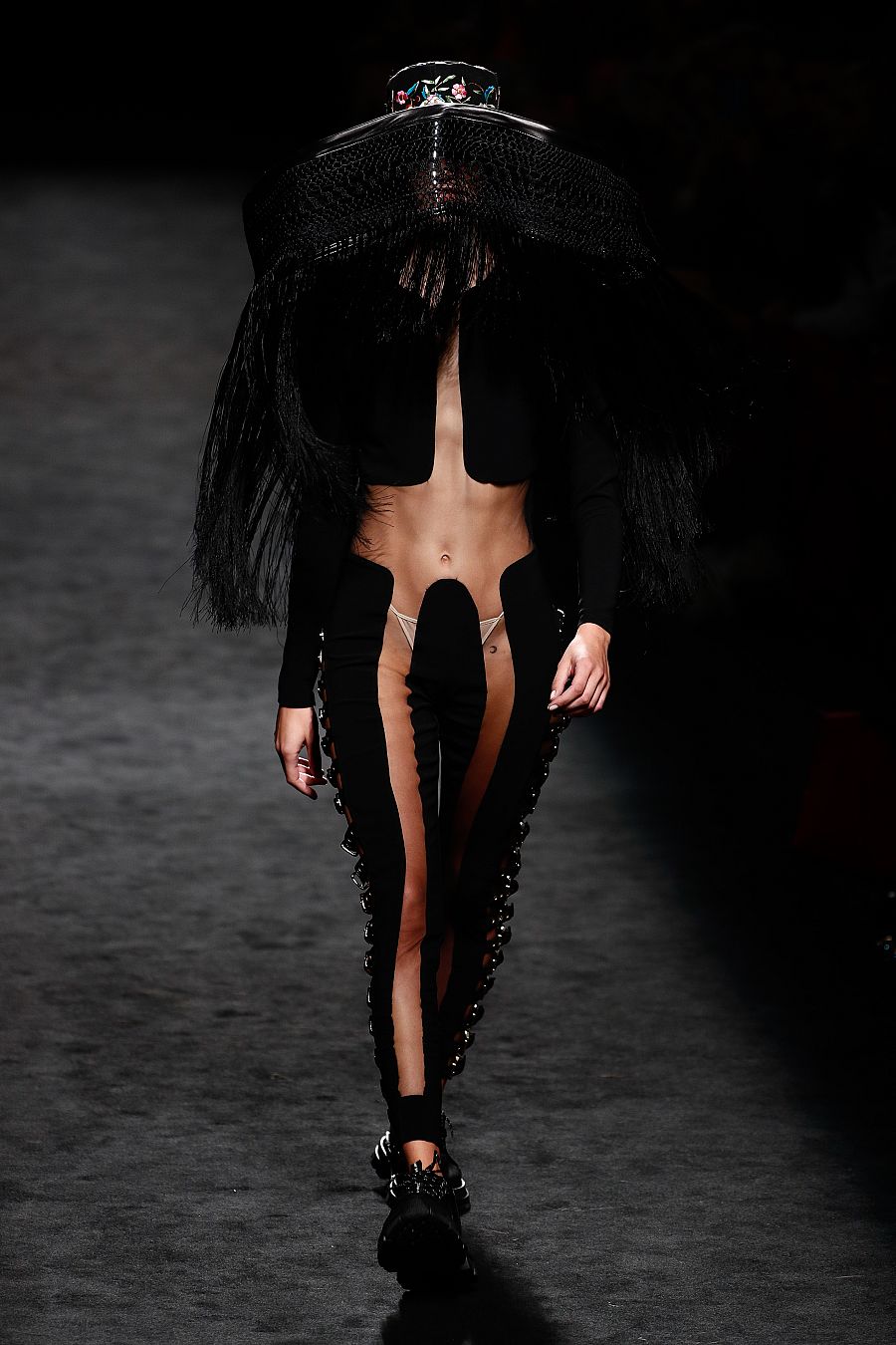 Mono de hebillas, diseño de Dominnico, y que luce Raquel Sánchez Silva en 10 vestidos