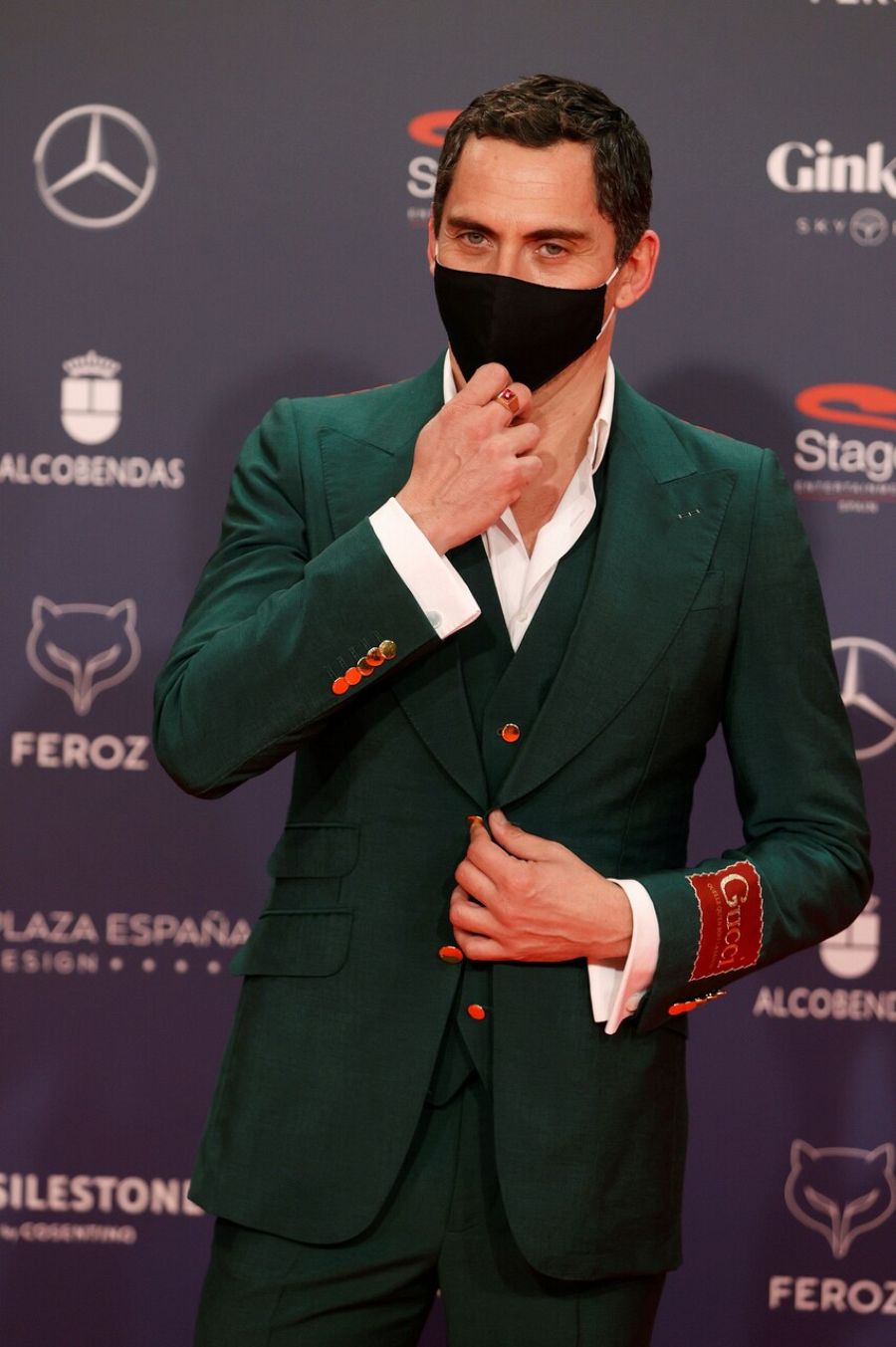 Paco León vestido de Gucci en la alfombra roja de los Premios Feroz