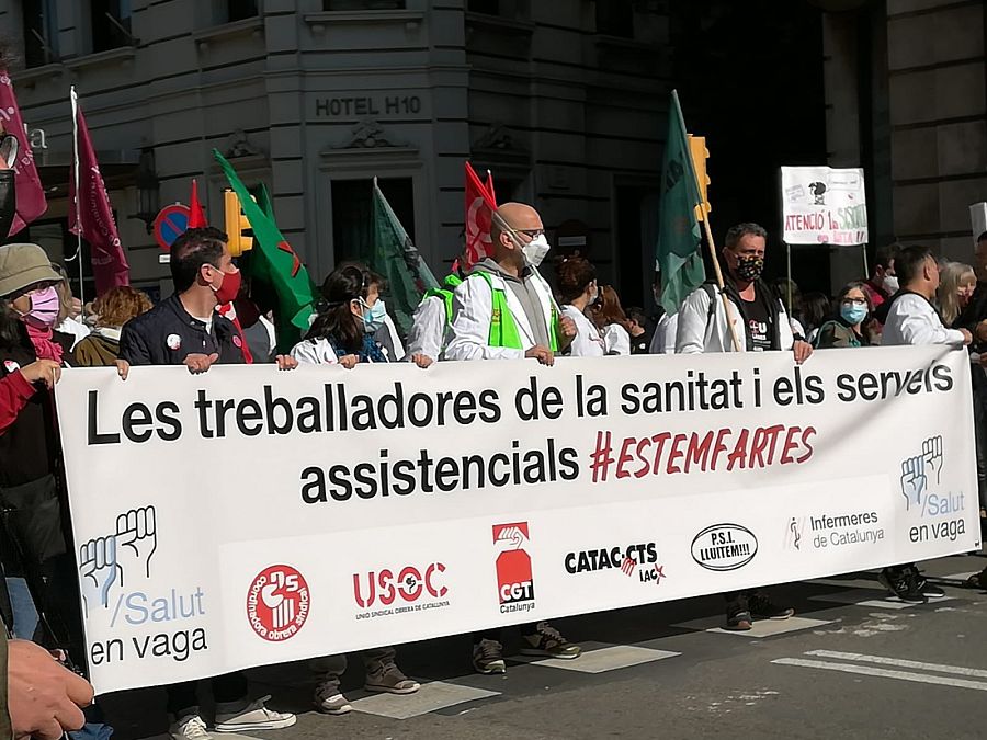 Centenars de sanitaris es manifesten a Barcelona en una vaga que convoca tots els sectors de la salut i assistencials