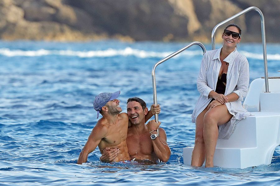 El presentador Jesús Váquez y su pareja, junto a Vicky Martín Berrocal en Ibiza