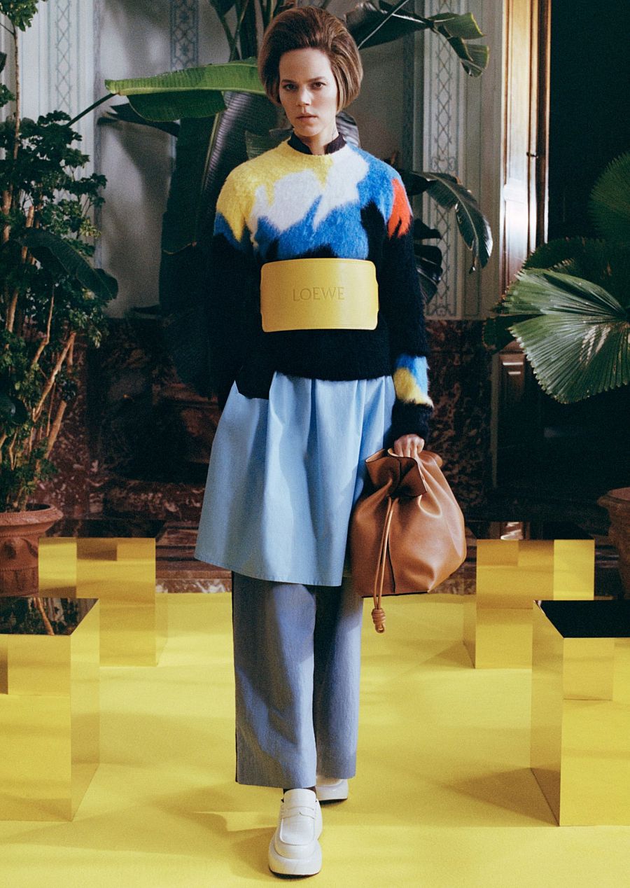 La propuesta de Loewe se basa en grandes volúmenes, motivos geométricos y complejos bordados