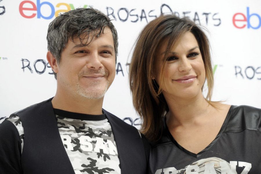 Alejandro Sanz y Raquel Perera posando juntos