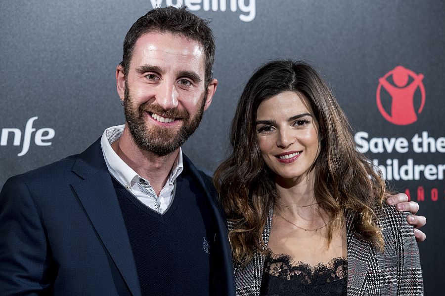 Dani Rovira y Clara Lago posando juntos en un evento