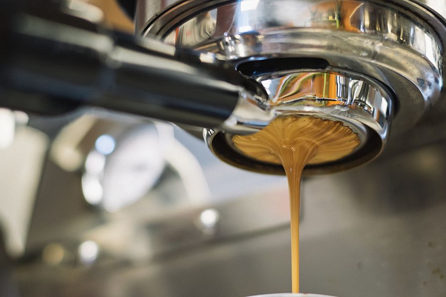 Una máquina de café espresso