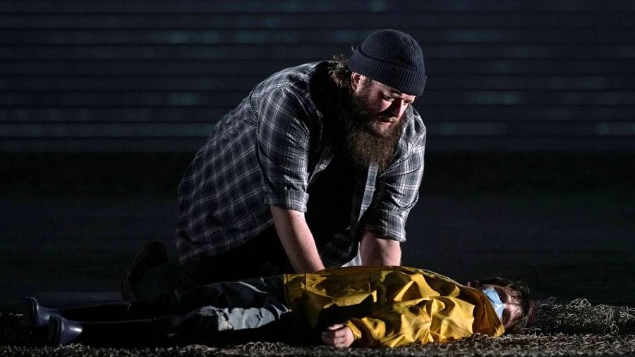 Escena de 'Peter Grimes' en el Teatro Real con Allan Clayton