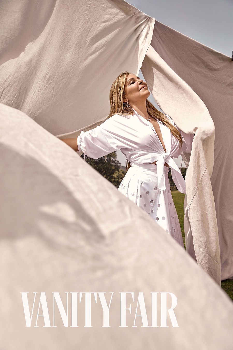 Ana Obregón danza entre sábanas blancas para 'Vanity Fair'