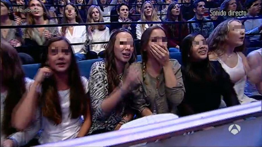 Julia Janeiro y Andreita viendo a Justin Bieber