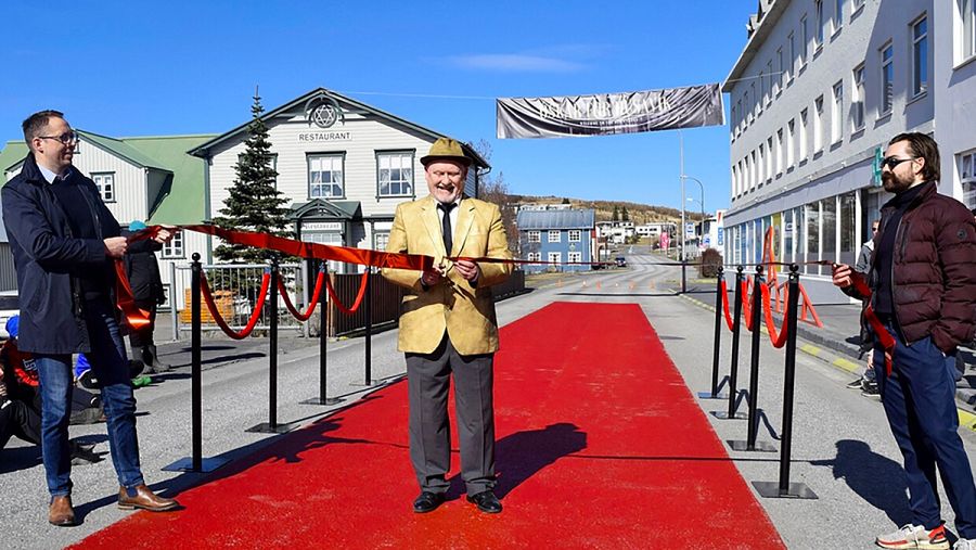 Los vecinos de Húsavik pintaron una alfombra roja en el suelo de la calle principal para la ceremonia de los Oscar.