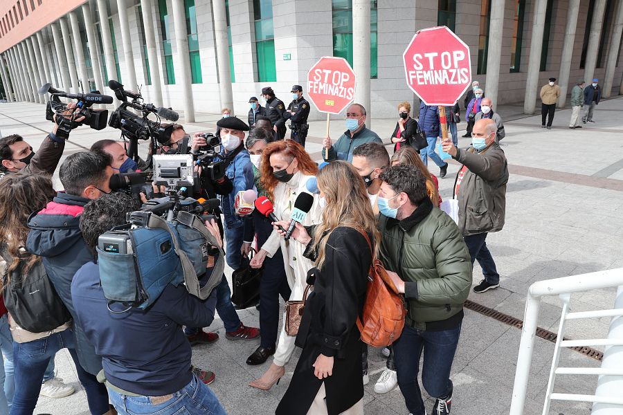 Un par de manifestantes esperan a Rocío Carrasco a la salida del juzgado de Alcobendas con carteles que rezan 'Stop feminazis'