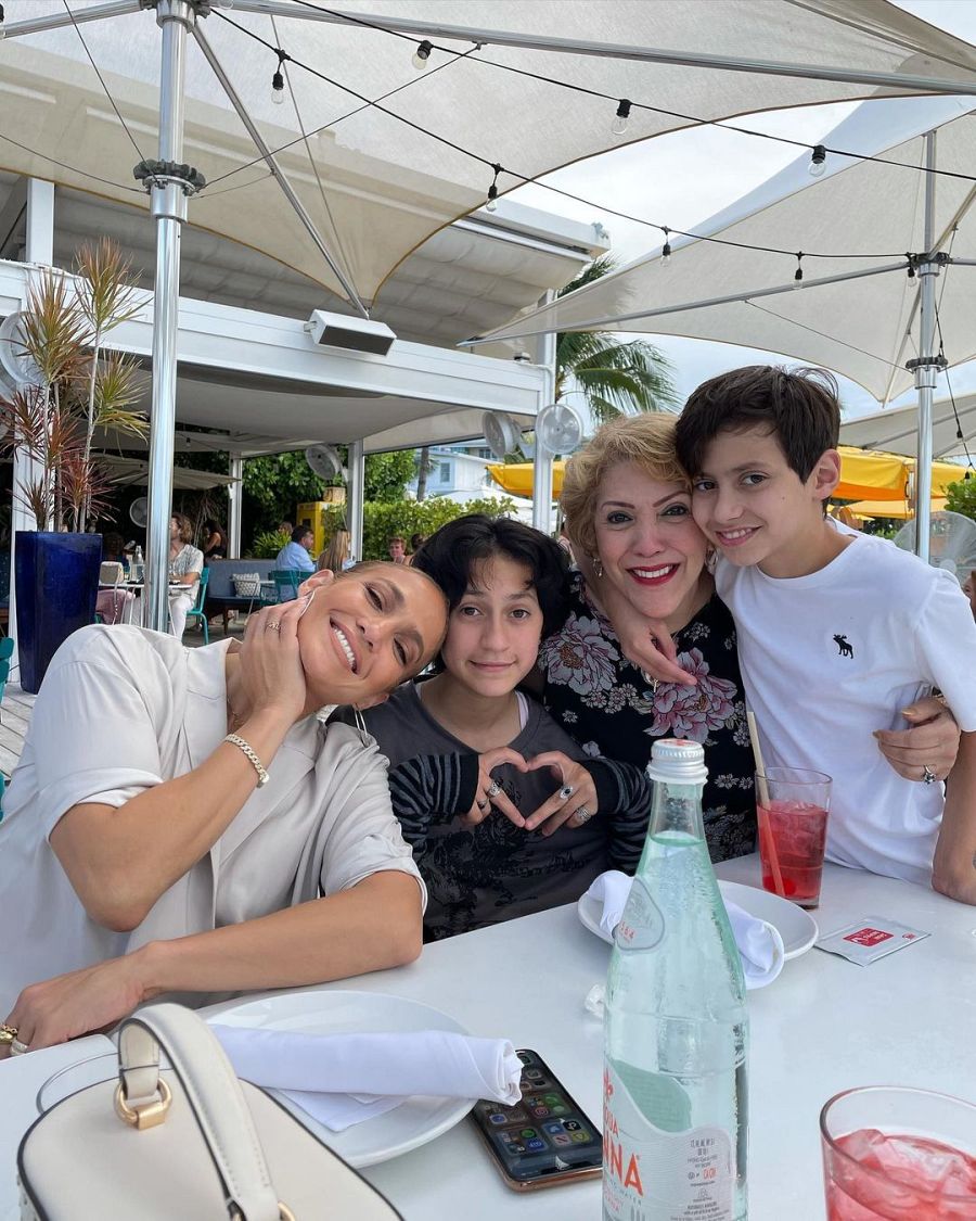 Jennifer López junto a su madre y sus dos hijos