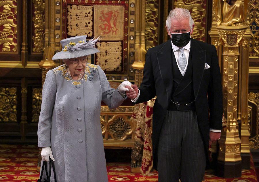 La reina Isabel II junto a su hijo Carlos en el palacio de Westminster