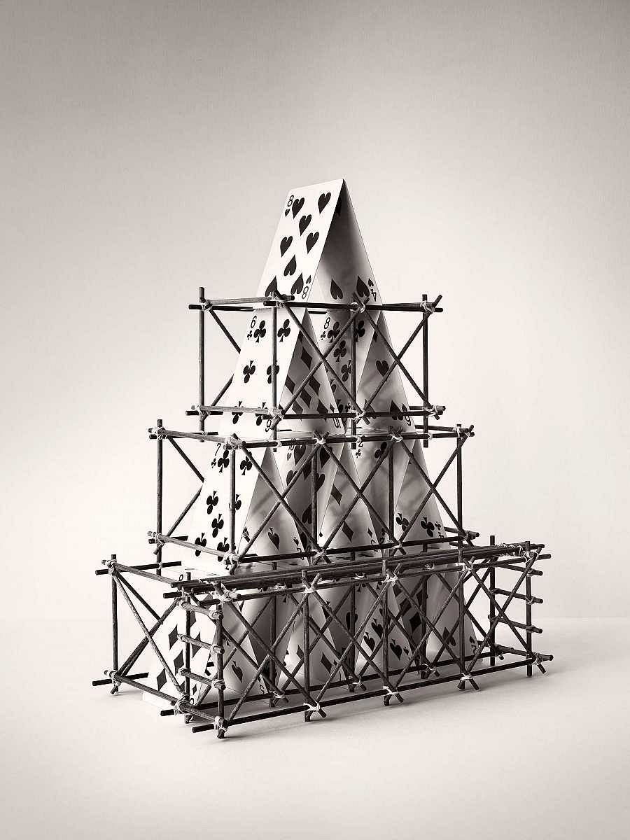 Naipes andamiados, una fotografía y composición de Chema Madoz