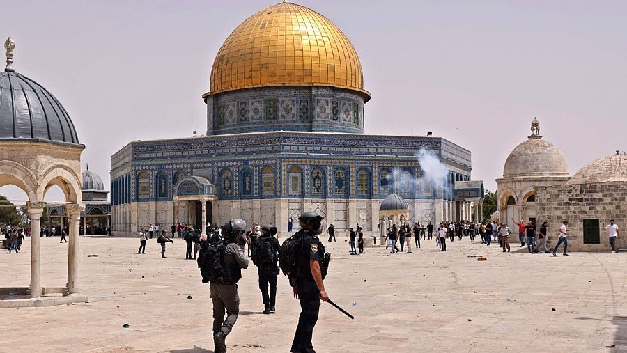Fuerzas de seguridad israelíes se enfrentan a palestinos este viernes 21 de mayo, en la explanada de la mezquita de Al Aqsa, en Jerusalén. AHMAD GHARABLI / AFP