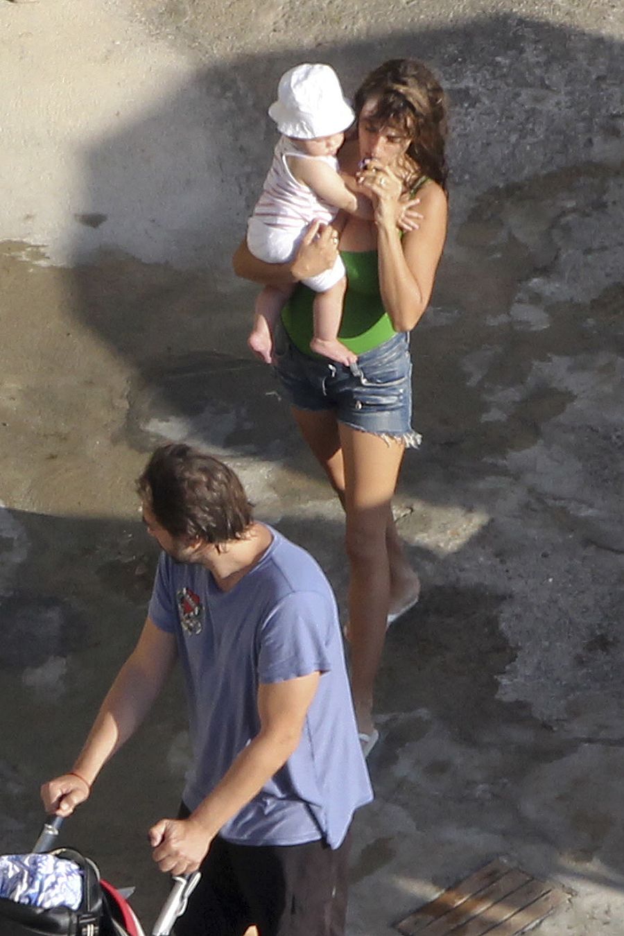 Pé y Bardem con sus hijos Leo y Luna durante unas vacaciones en Italia en 2011