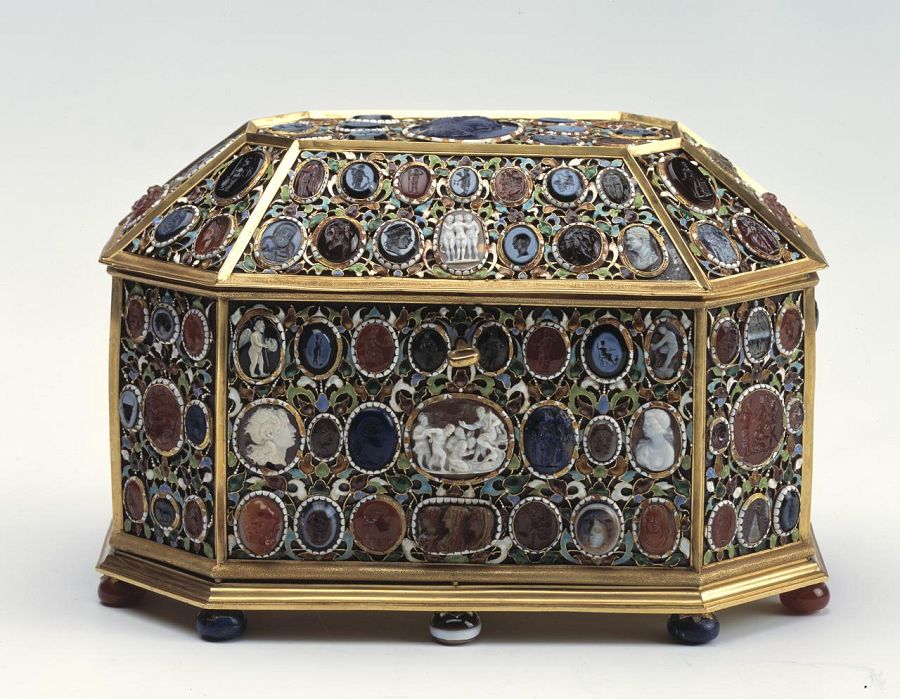 Un cofre ochavado, de ocho ángulos iguales, con relieves y camafeos incrustados. Tesoro del Delfín, Museo del Prado, Madrid