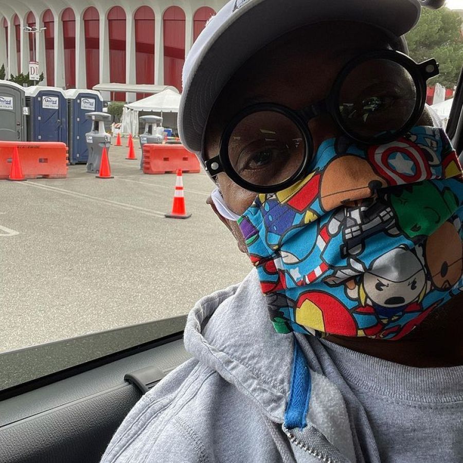 El actor acudió a la cita con una mascarilla de los Vengadores de Marvel