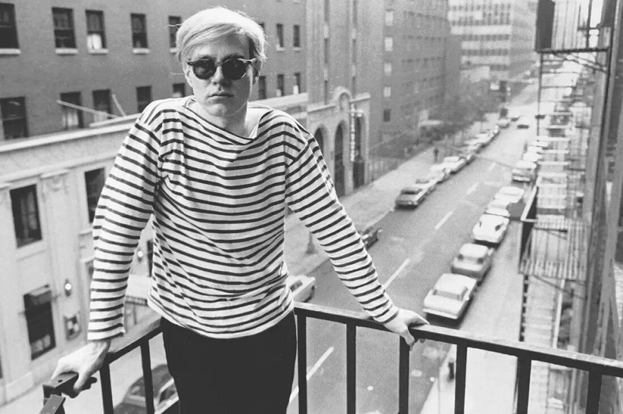 Andy Warhol con camiseta bretona en Nueva York