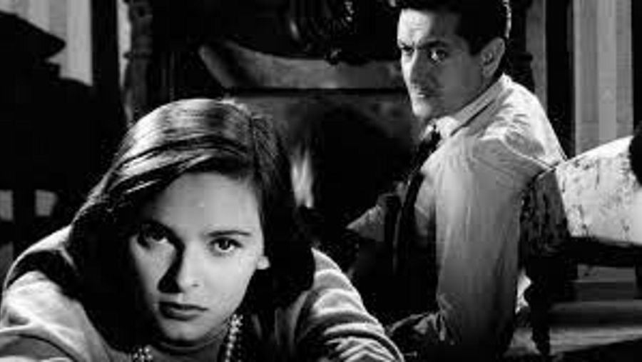 Lucía Bosé, de joven, junto a Alberto Closas en una escena de la película "Muerte de un cliclista"