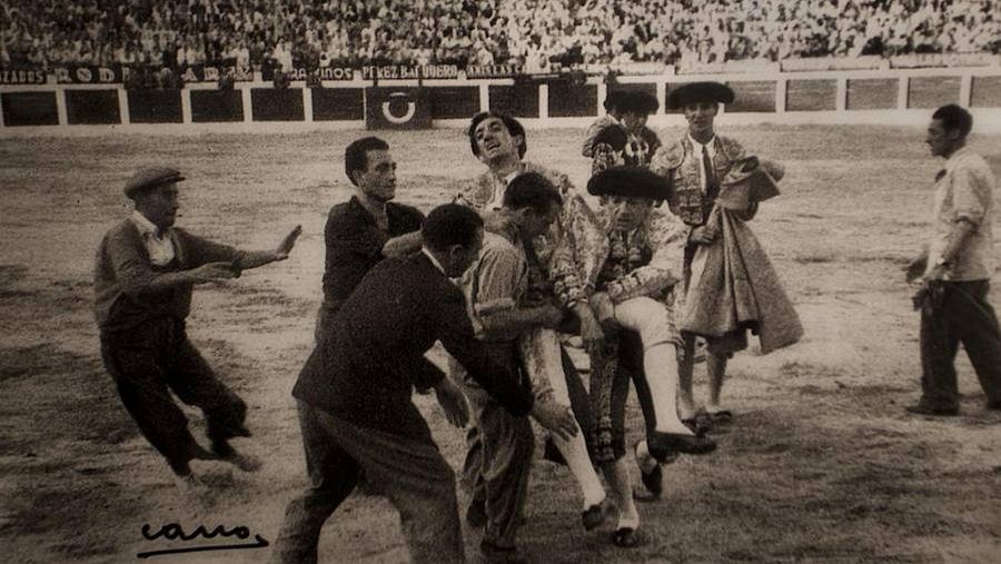 Momento en el que Manolete es llevado a enfermería tras la cogida