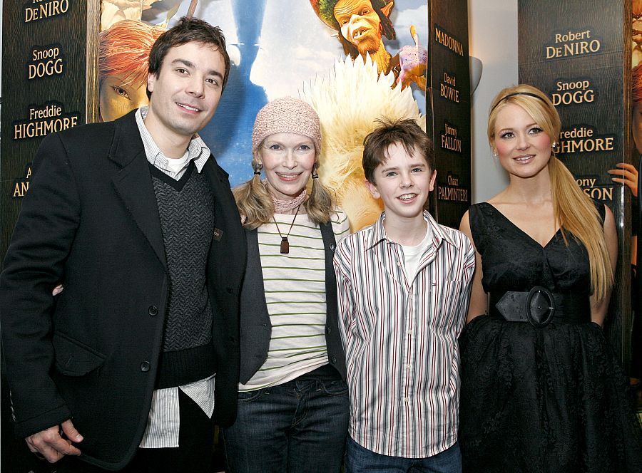 JIMMY FALLON , MIA FARROW Y FREDDIE HIGHMORE JUNTO A LA CANTANTE JEWEL POSANDO DURANTE EL ESTRENO DE LA PELICULA "ARTHUR AND THE INVISIBLES"