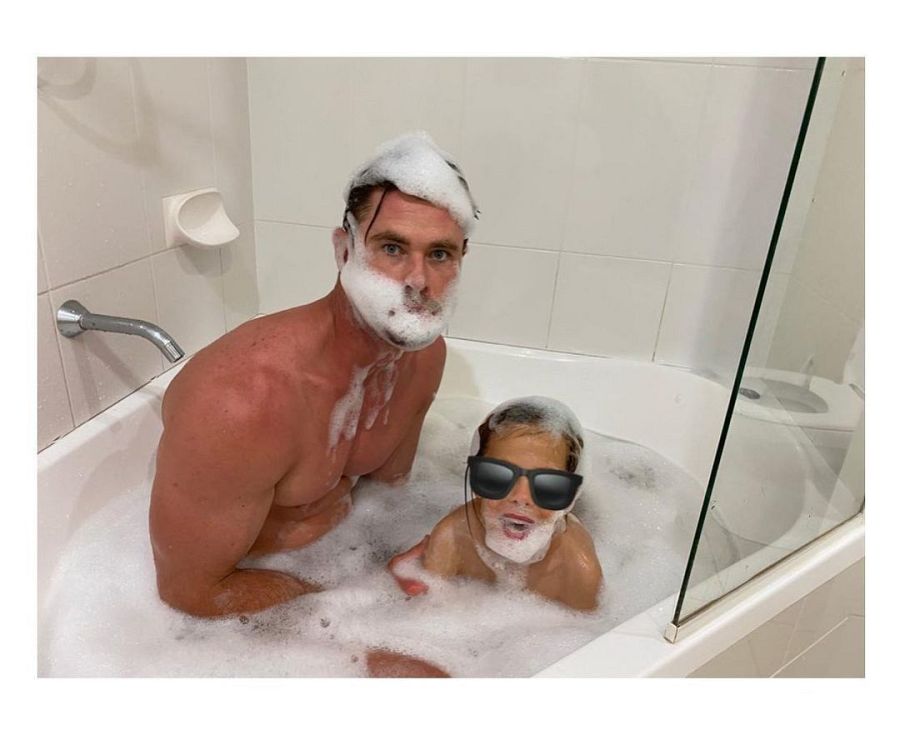 Chris Hemsworth junto a uno de sus hijos