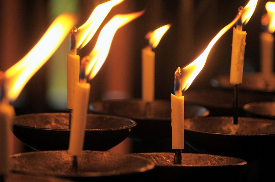 Velas encendidas en un templo de Japón