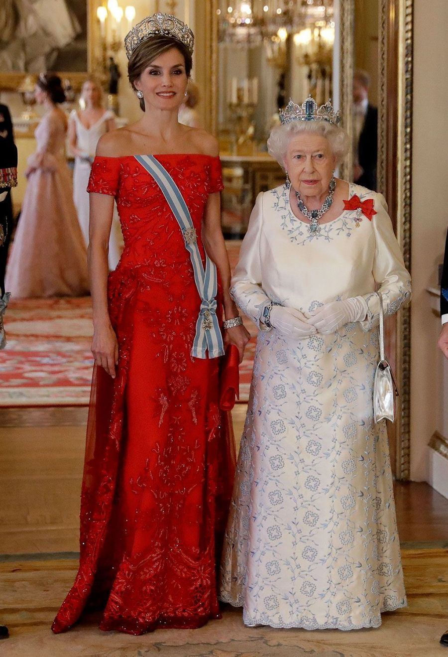 Letizia Ortiz posa al lado de Isabel II con un vestido de escote palabra de honor de tul y bordados de cristal