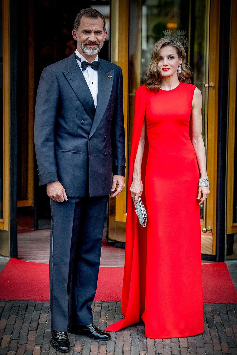 Letizia Ortiz deslumbró en el 50. º cumpleaños de Guillermo de Holanda con un elegante vestido con semi-capa