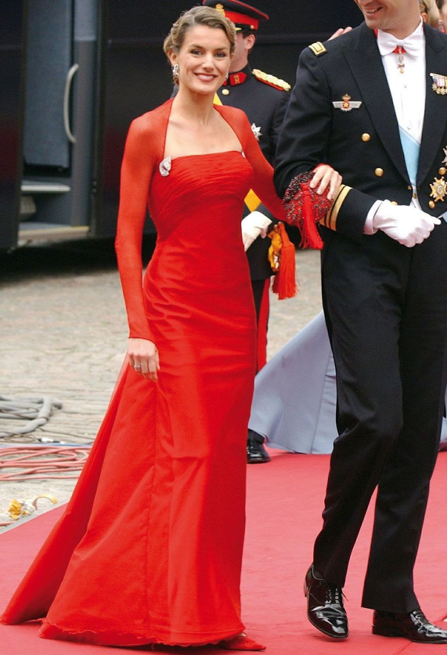 Letizia Ortiz durante su primer acto oficial en 2004 en la boda real de Federico de Dinamarca con Mary Donaldson con un espectacular traje de gala de Lorenzo Caprile