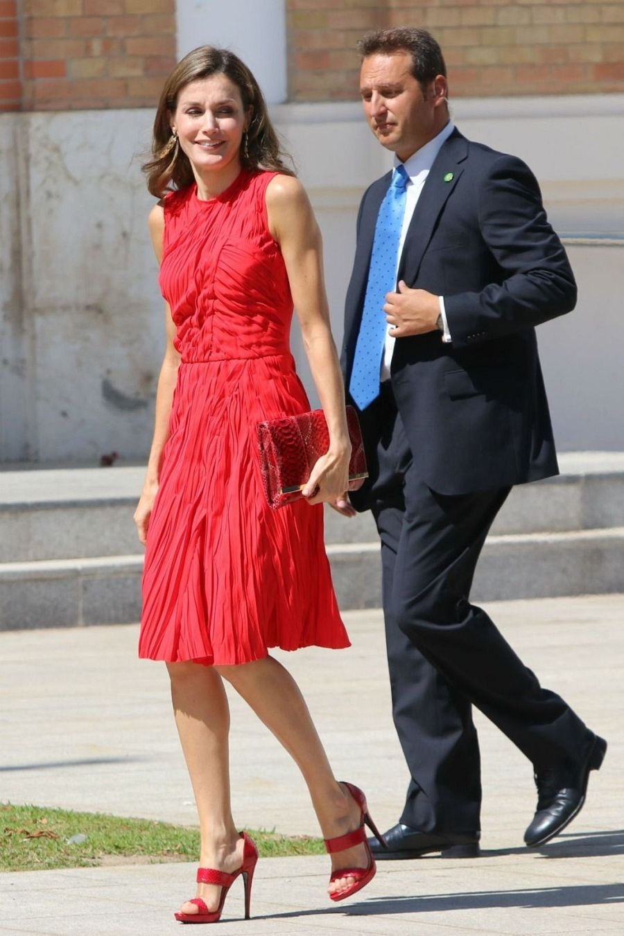Doña Letizia con un vestido de Nina Ricci, sandalias de Magrit, bolso de Carolina Herrera a tono y pendientes de Tous