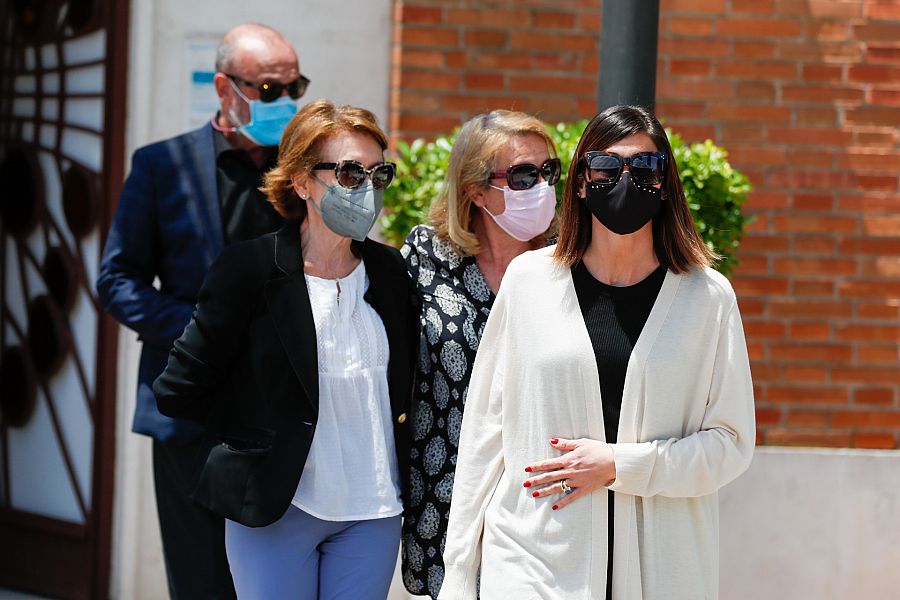 Manolo, Encarna y Concepción Ximénez acompañan a su sobrina Alba Santana