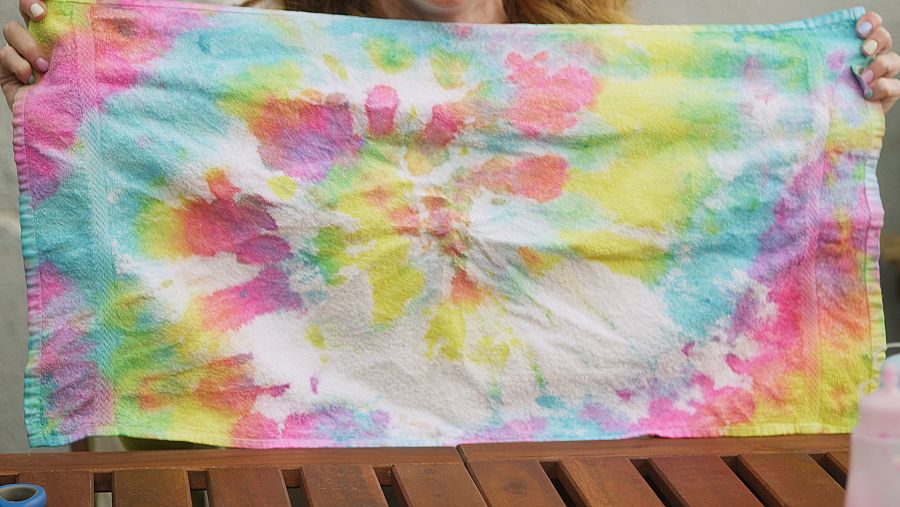 María Resuelve con María Castro - Tie Dye playero - Consigue una original toalla