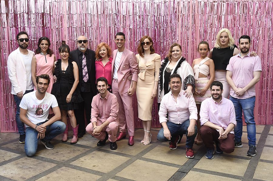 Eduardo Casanova junto al elenco de 'Pieles'