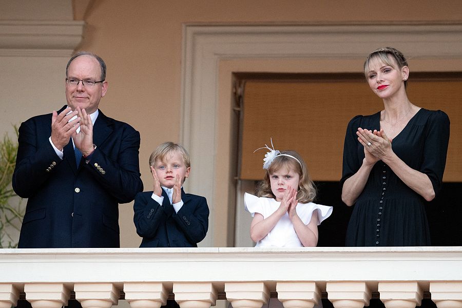 Alberto y Chalene de Mónaco junto a sus hijos