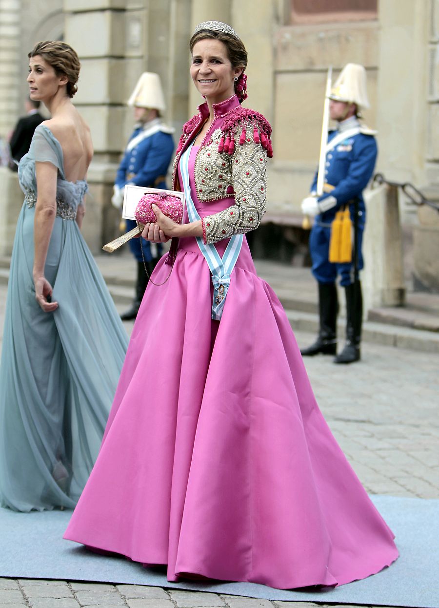 La infanta Elena durante la boda de Victoria de Suecia