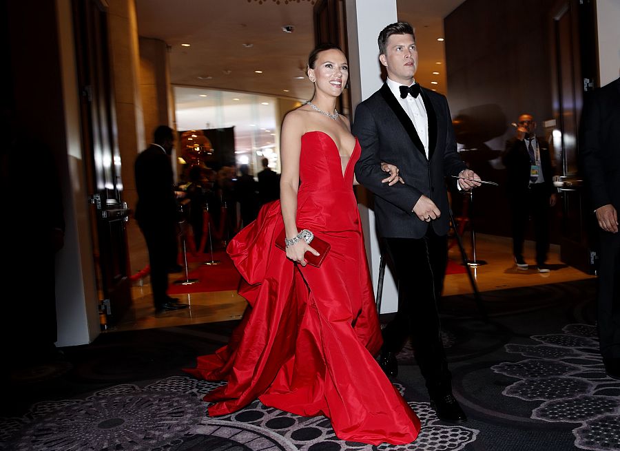 Scarlett Johansson y Collin Jost durante un evento