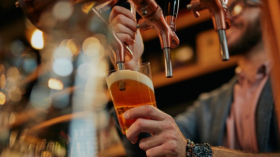 Imágen de una cerveza tirada en un bar