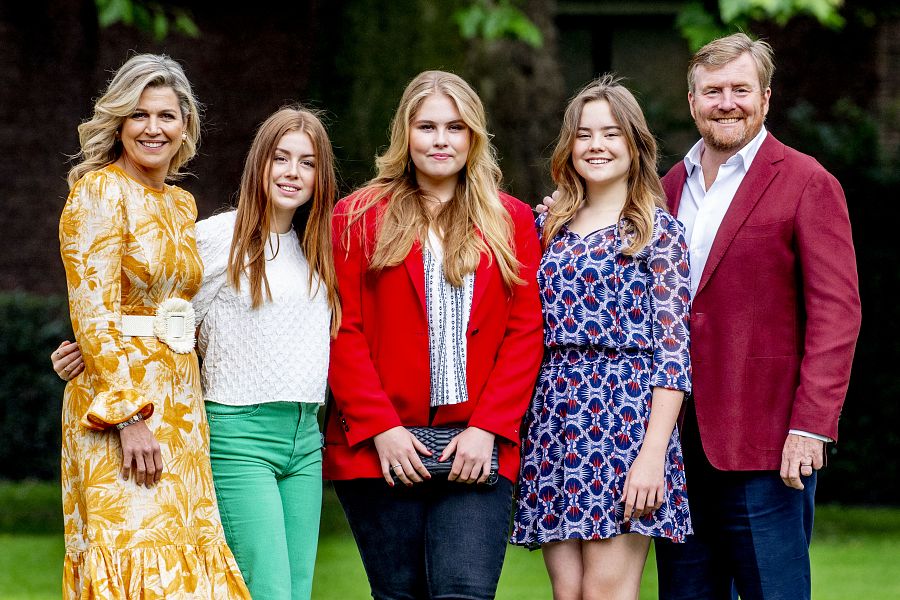 El rey Guillermo y la reina Máxima con sus hijas la princesa Amalia, la princesa Alexia y la princesa Ariane