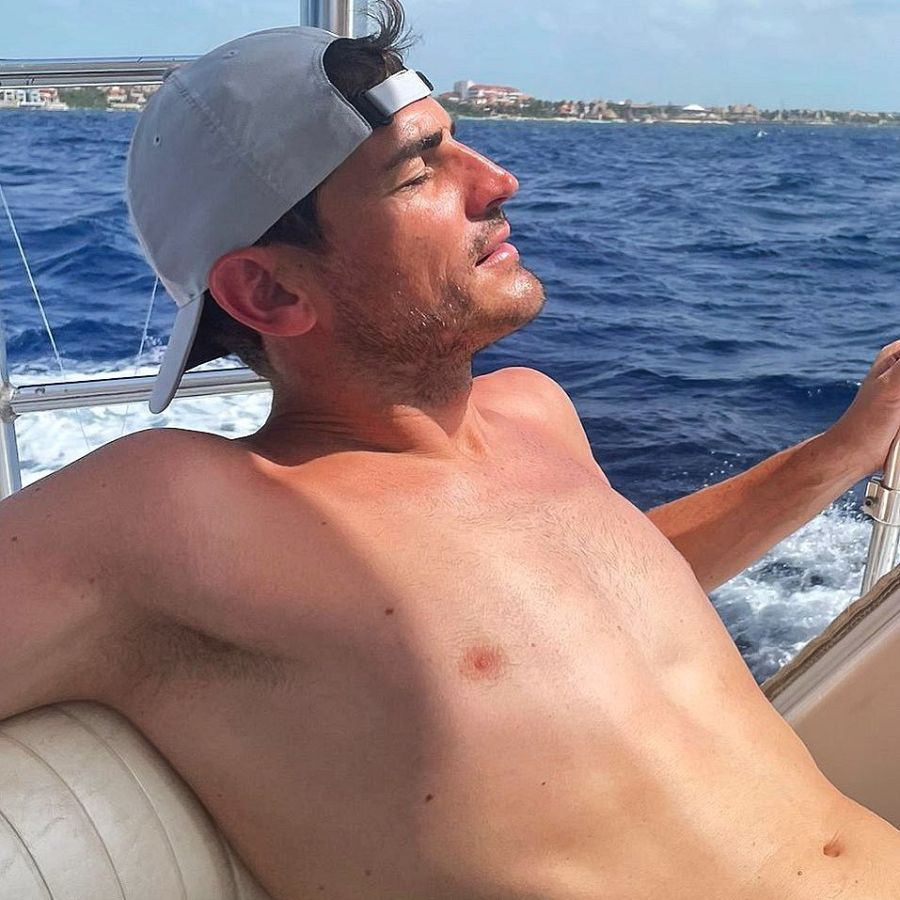 Iker Casillas tomando el sol