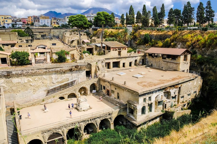 El Parque Arqueológico de Herculano con el volcán Vesubio al fondo