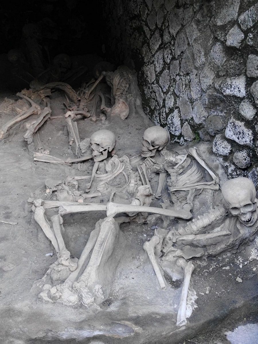 Esqueletos hallados en la ciudad roamana de Herculano