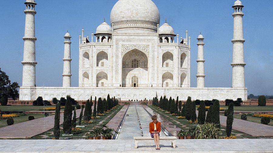 Lady Di sentada frente al Taj Mahal