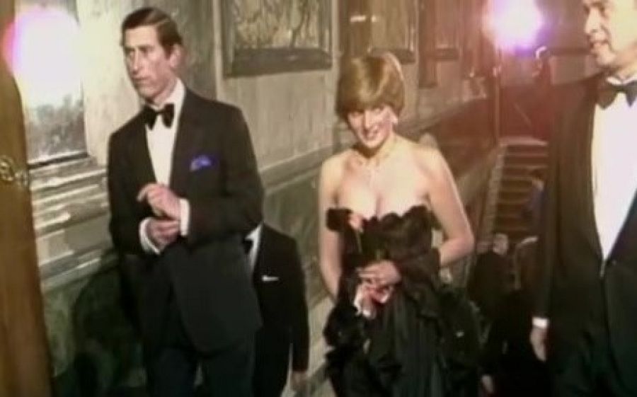 Diana con un vestido negro en su primera aparición como prometida