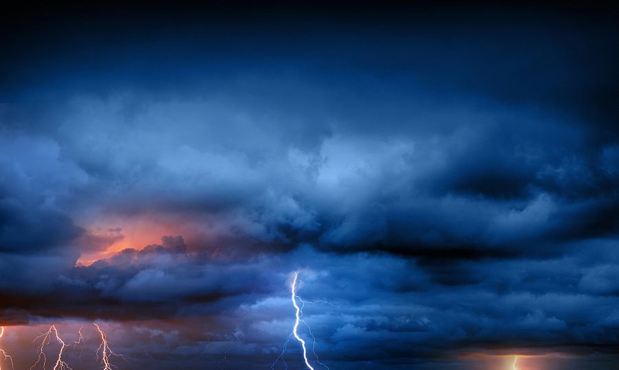 Tormenta de verano con relámpagos