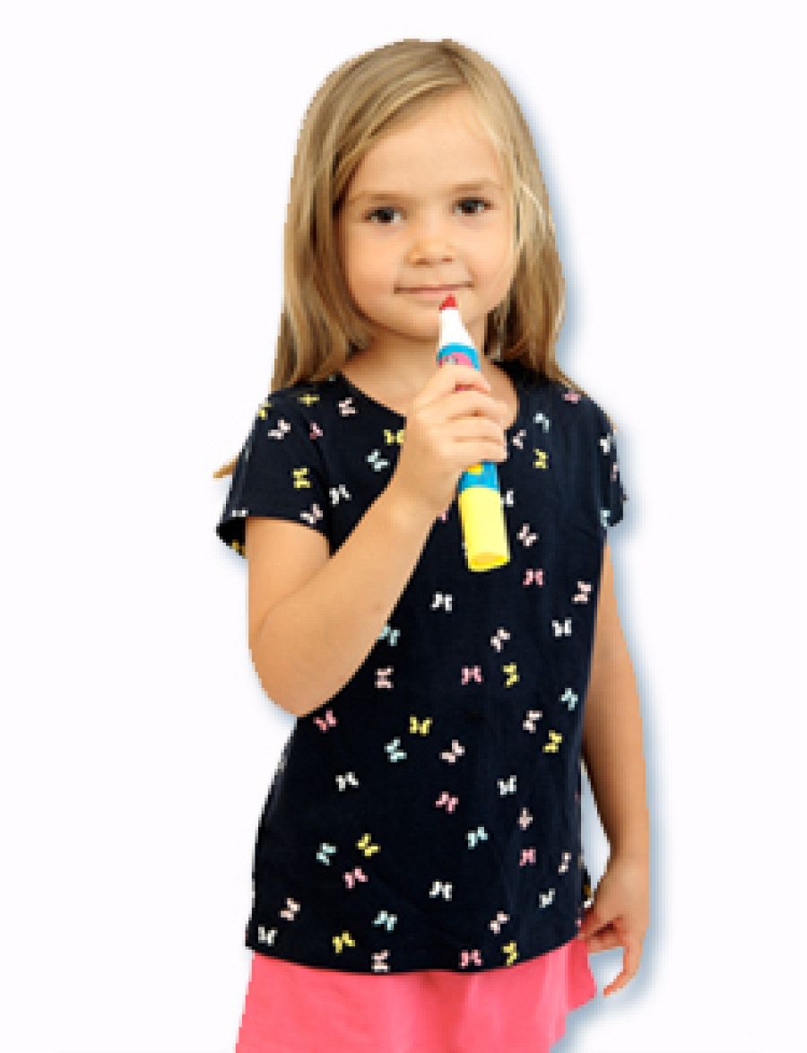 Revista Clan Septiembre 2021 Vuelta al cole - Niña con regalo rotulador con olor