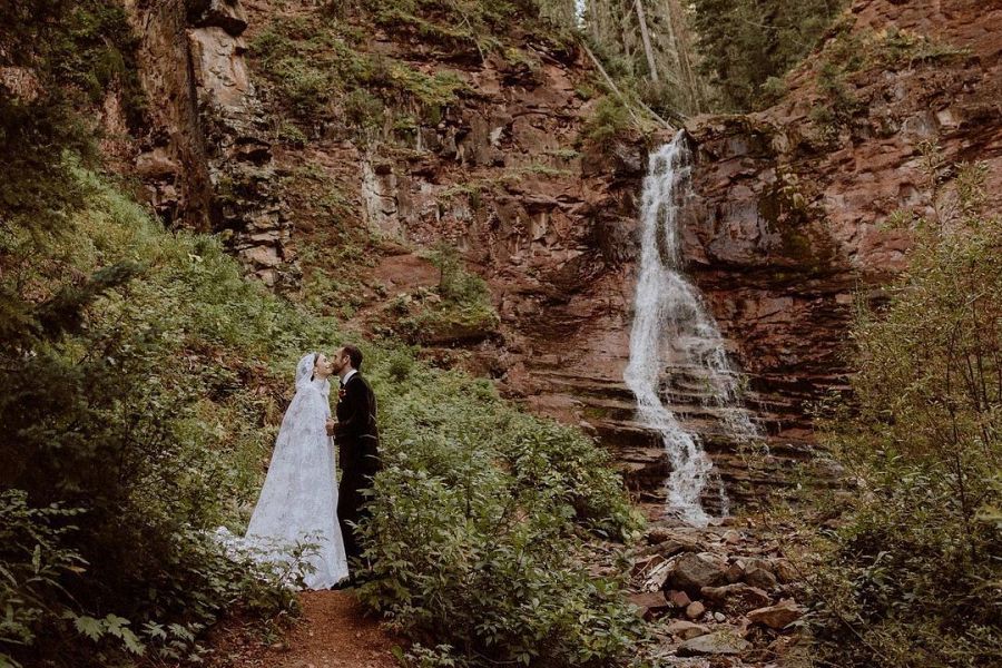 Lily Collins y Charlie McDowell se han casado en la montaña