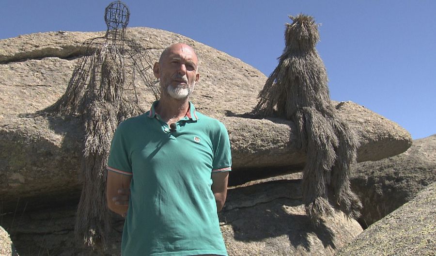 Carlos de Gredos ante su obra "La Humanidad mira al sol eternamente"
