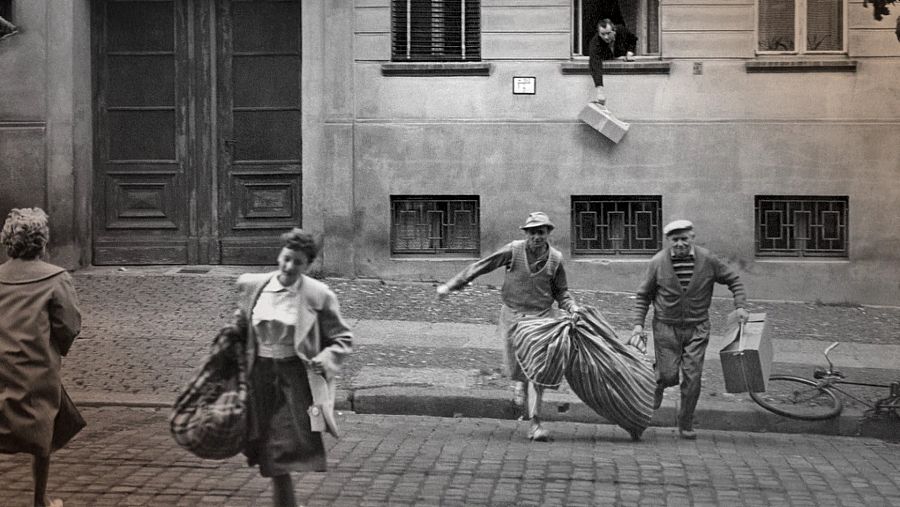 Una familia completa huye del sector soviético ante la construcción del Muro de Berlín en 1961