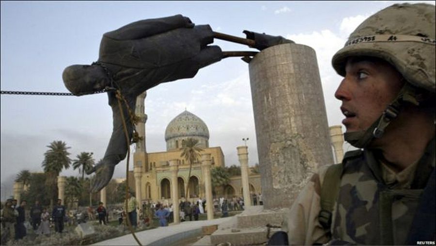 Caída de una de las estatuas de Sadam Huseín frente a la mirada de un soldado estadounidense